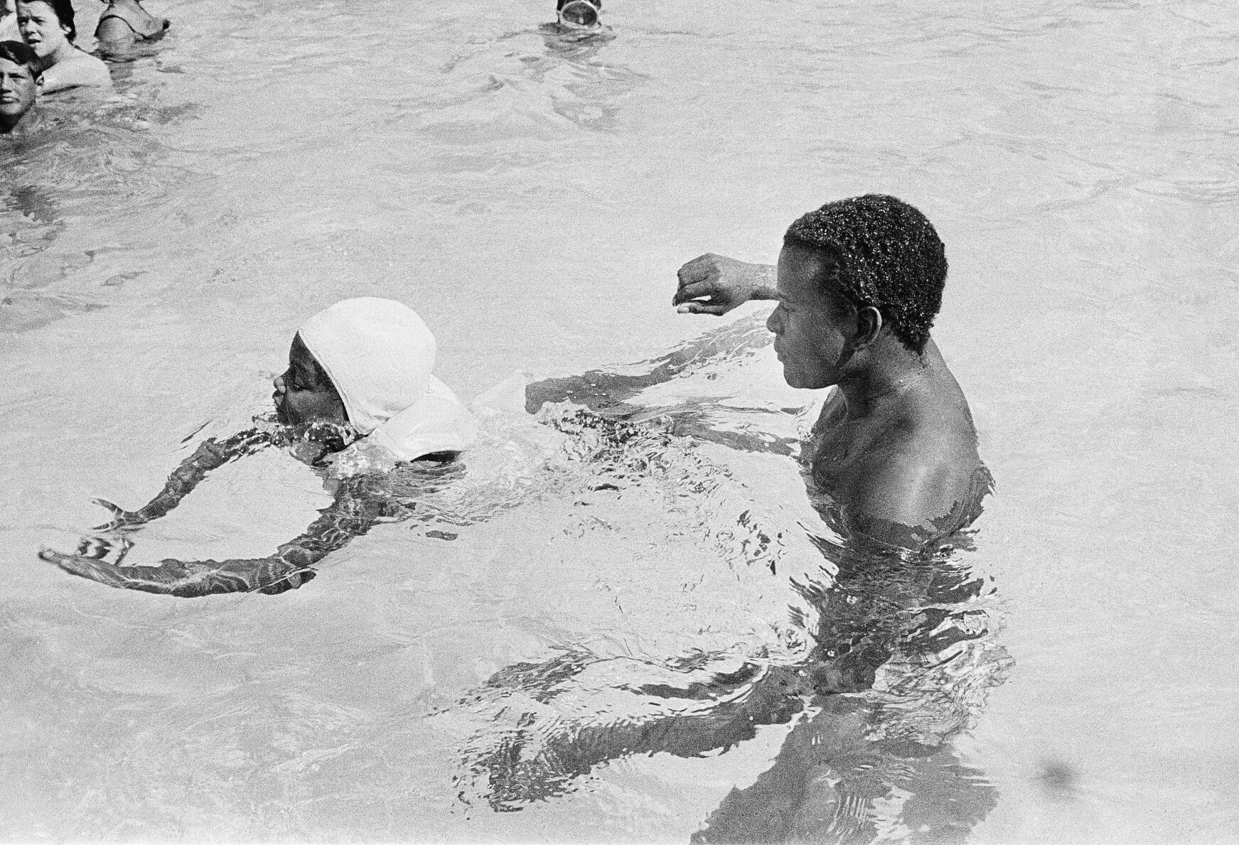 1968 American Actor Sidney Poitier Daughter Gina Swimming Pool